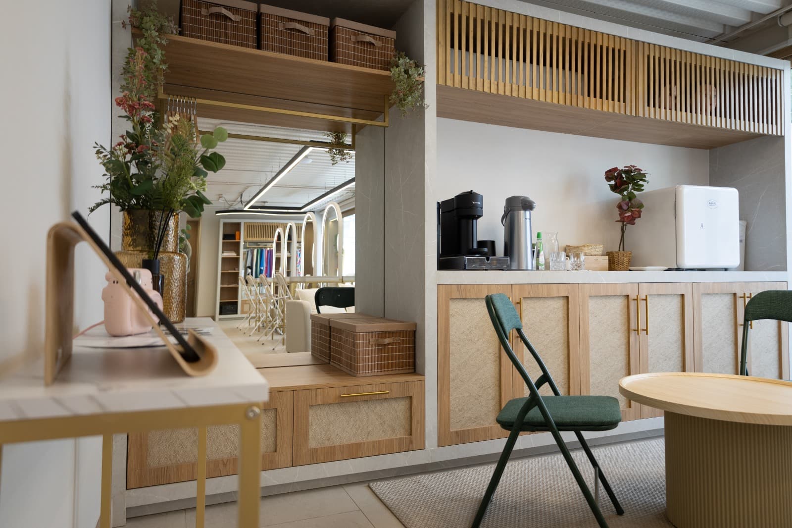 Interior del estudio Sol Beauty con espejos y zona de café